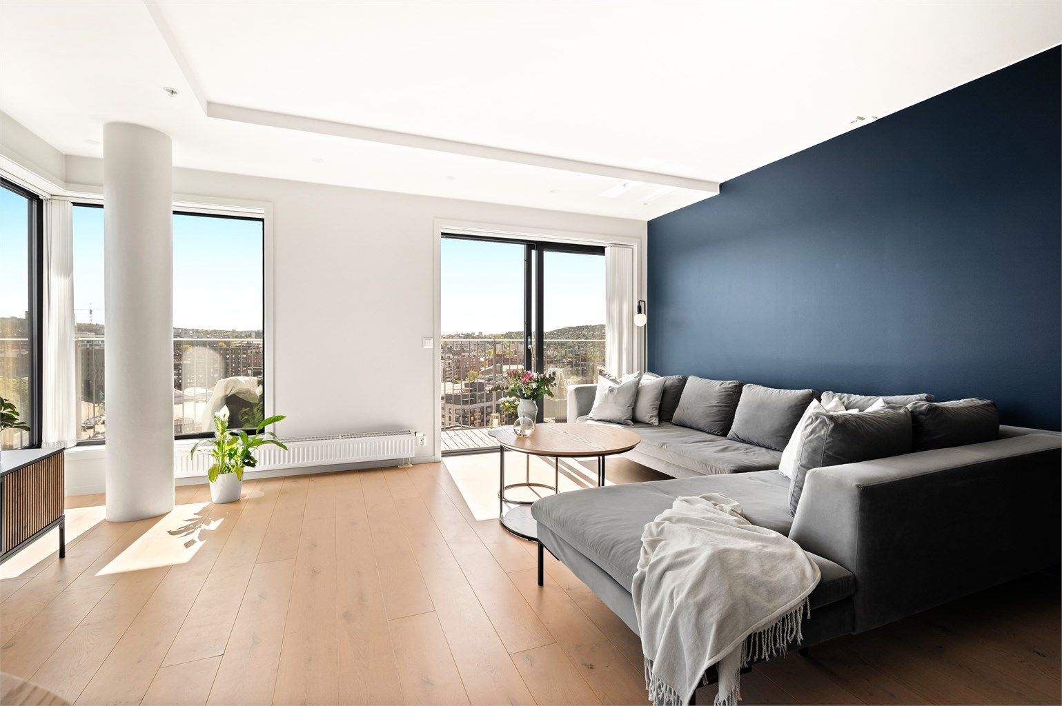 Stuen er av god størrelse og kan følgelig enkelt innredes etter eget behov og personlig stil. God plass til hyggelig sofagruppe med tilhørende salongbord og tv-seksjon. 