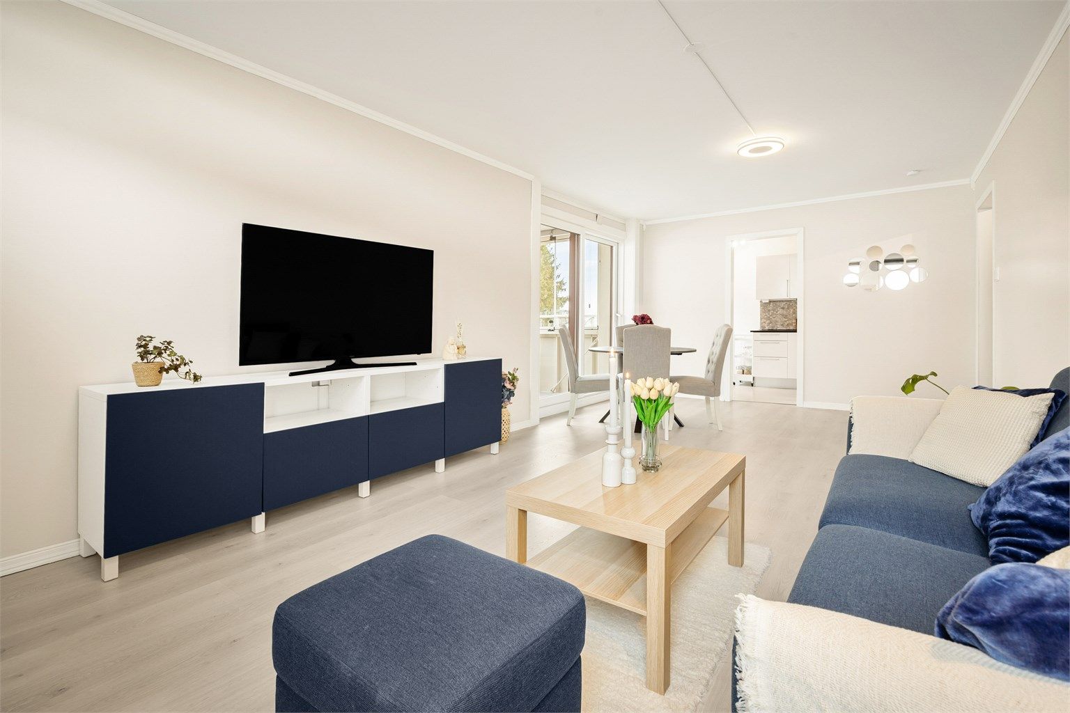 Stuen er et lyst og åpent rom med god plass til en komfortabel sofagruppe.