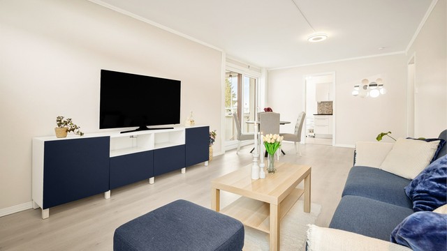 Stuen er et lyst og åpent rom med god plass til en komfortabel sofagruppe.