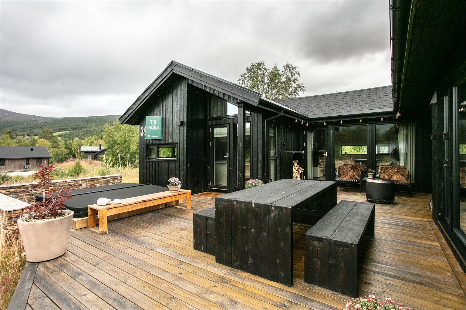 Terrassen har god plass til både spisebord og loungegruppe.