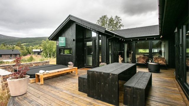 Terrassen har god plass til både spisebord og loungegruppe.