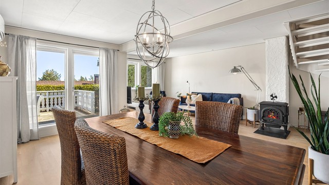 Spisestuen blir et naturlig samlingspunkt, med kort vei til både kjøkken og stue.