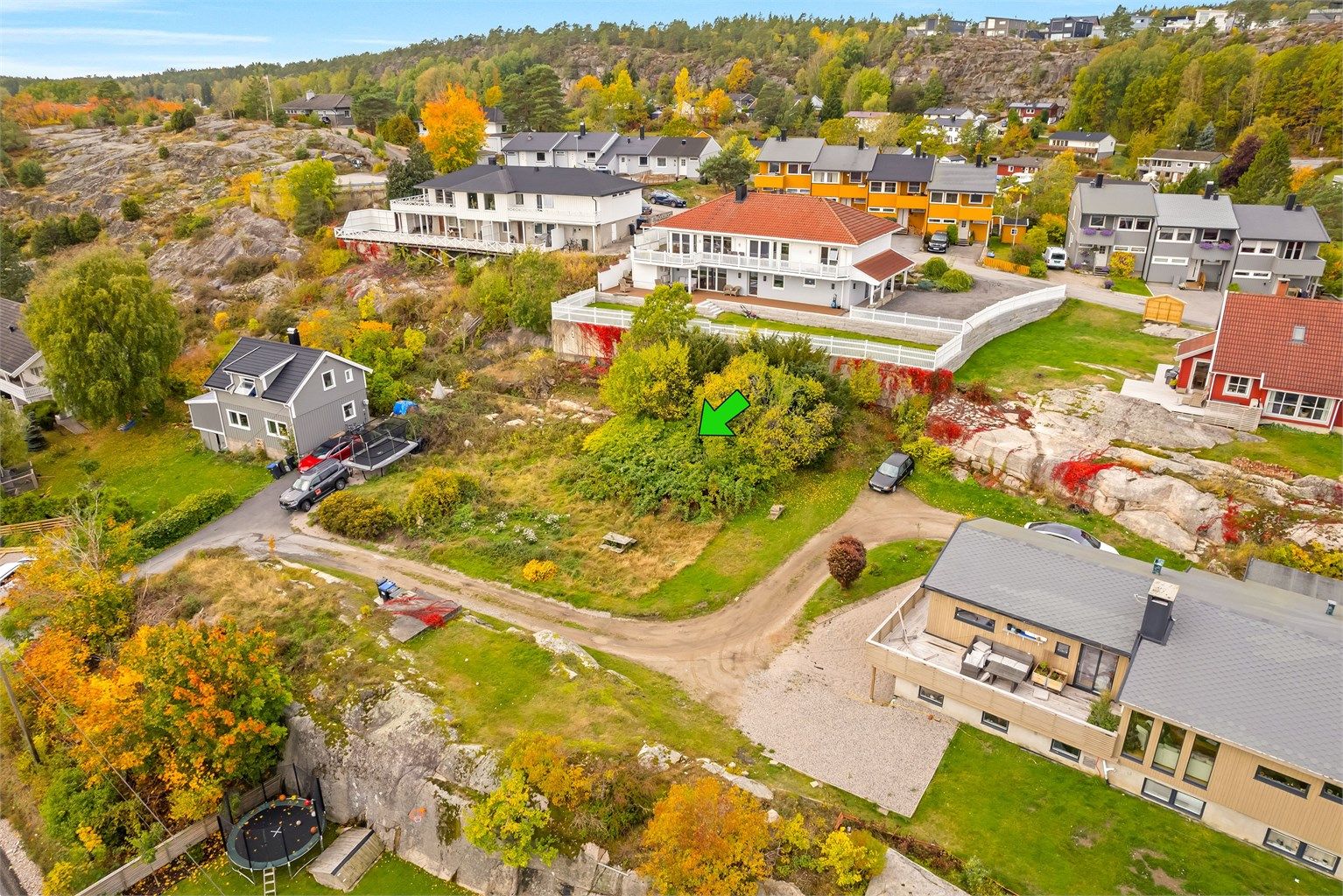 Eldre boligbebyggelse som opprinnelig var oppført på tomten er revet i senere år.