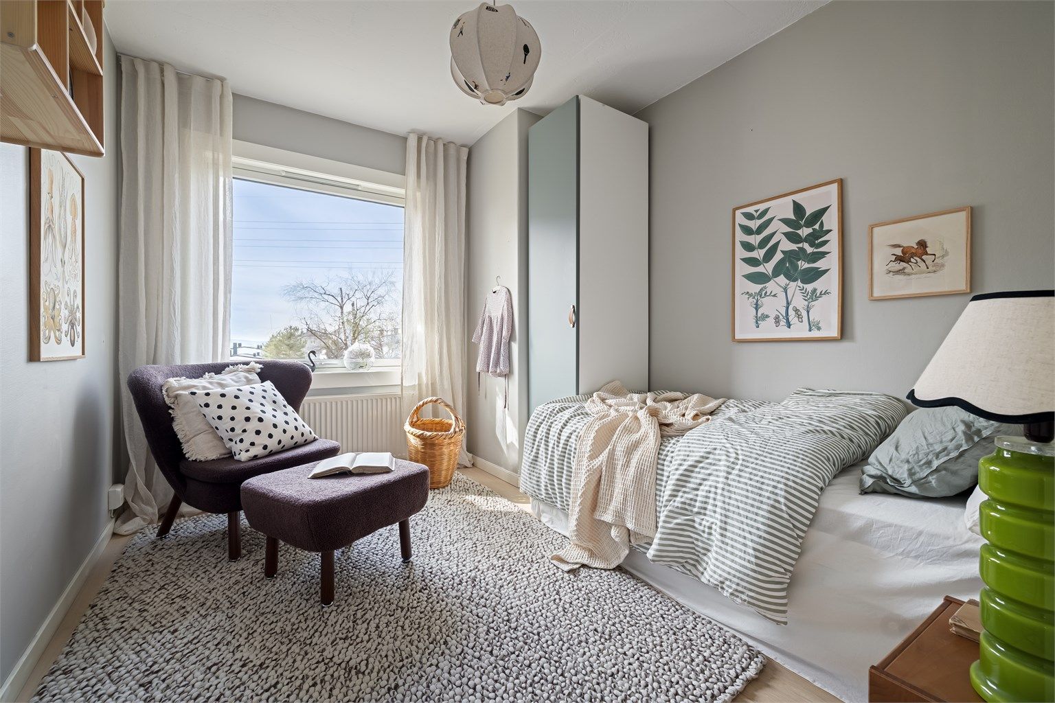 Boligens andre soverom er også av god størrelse, selvsagt fleksibelt i bruk og passer like godt som både gjesterom, barnerom og kontor!