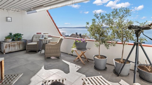 Den andre terrassen på 18 m² har utgang fra begge soverommene.