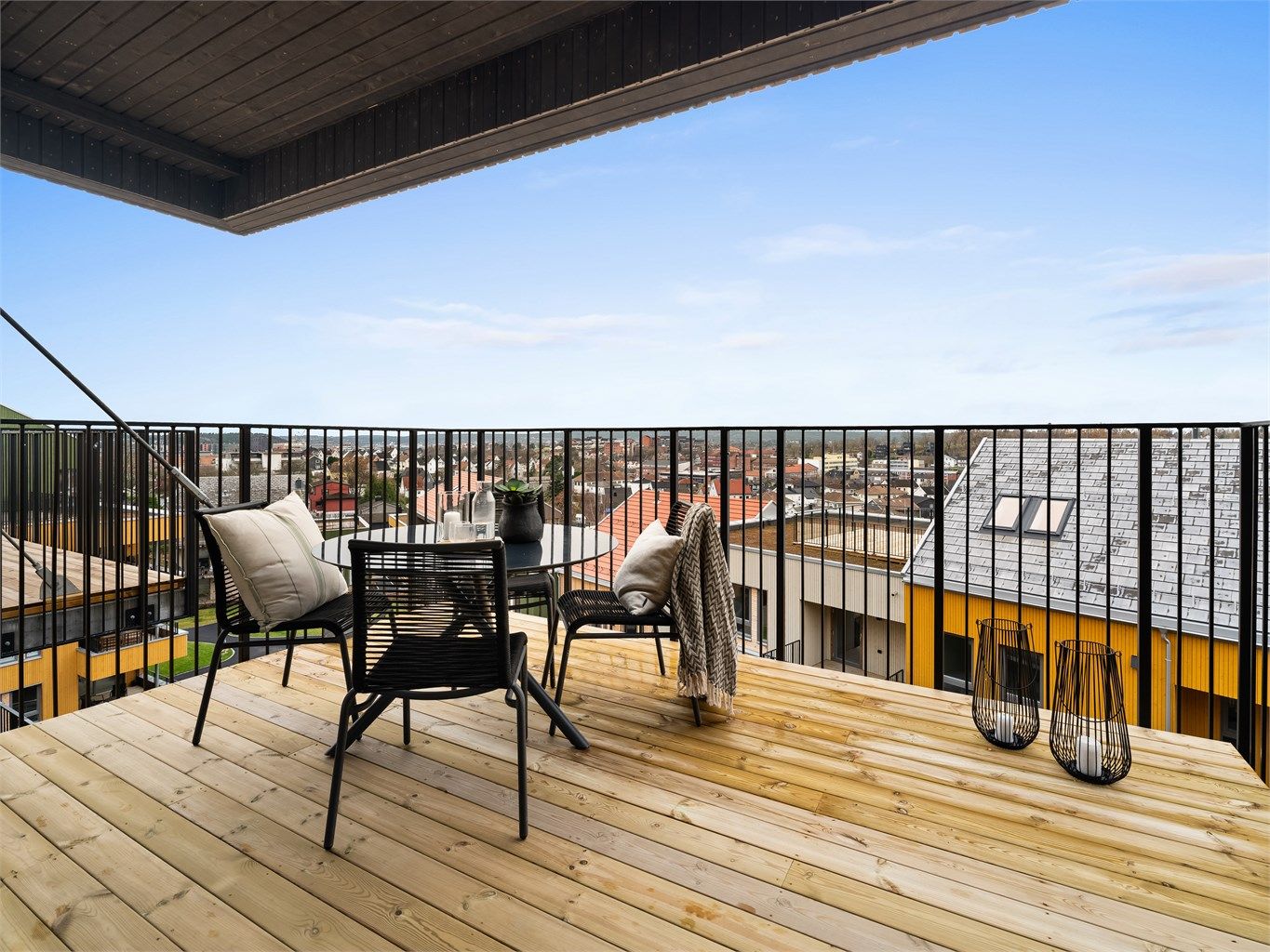 Under balkongens skjermende overbygg er det sommerstid lunt og deilig i den varmende kveldssolen.