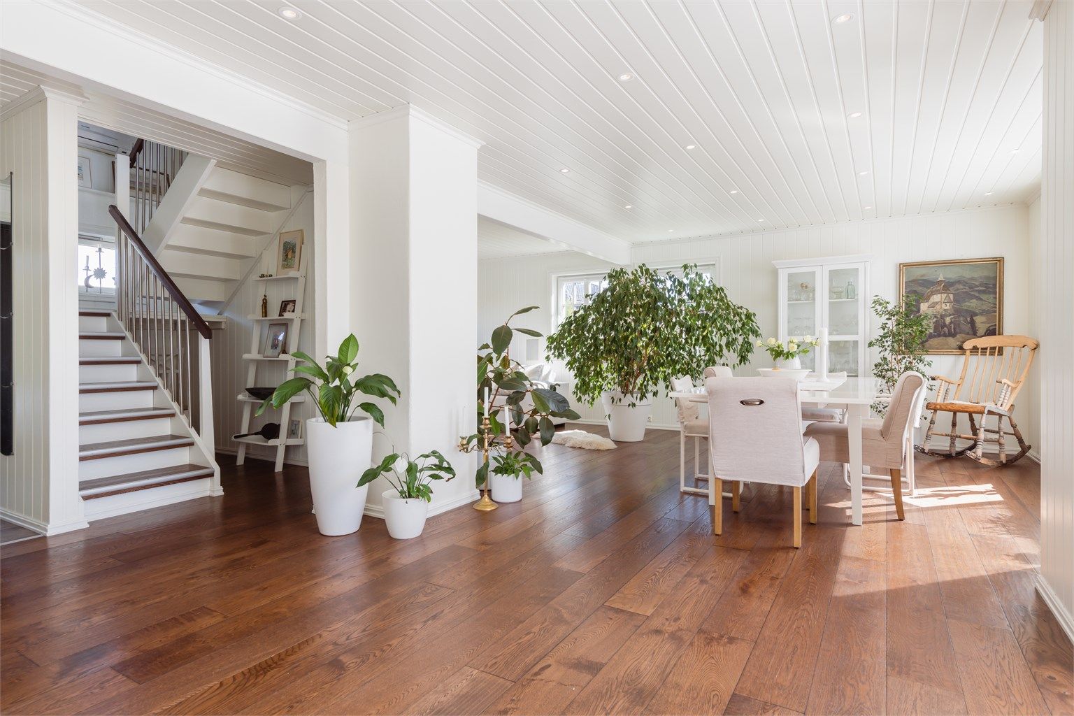 Stuen har plass til romslig sittegruppe. 