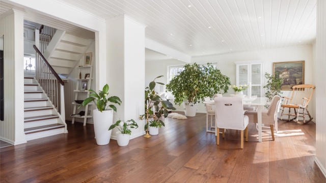 Stuen har plass til romslig sittegruppe.
