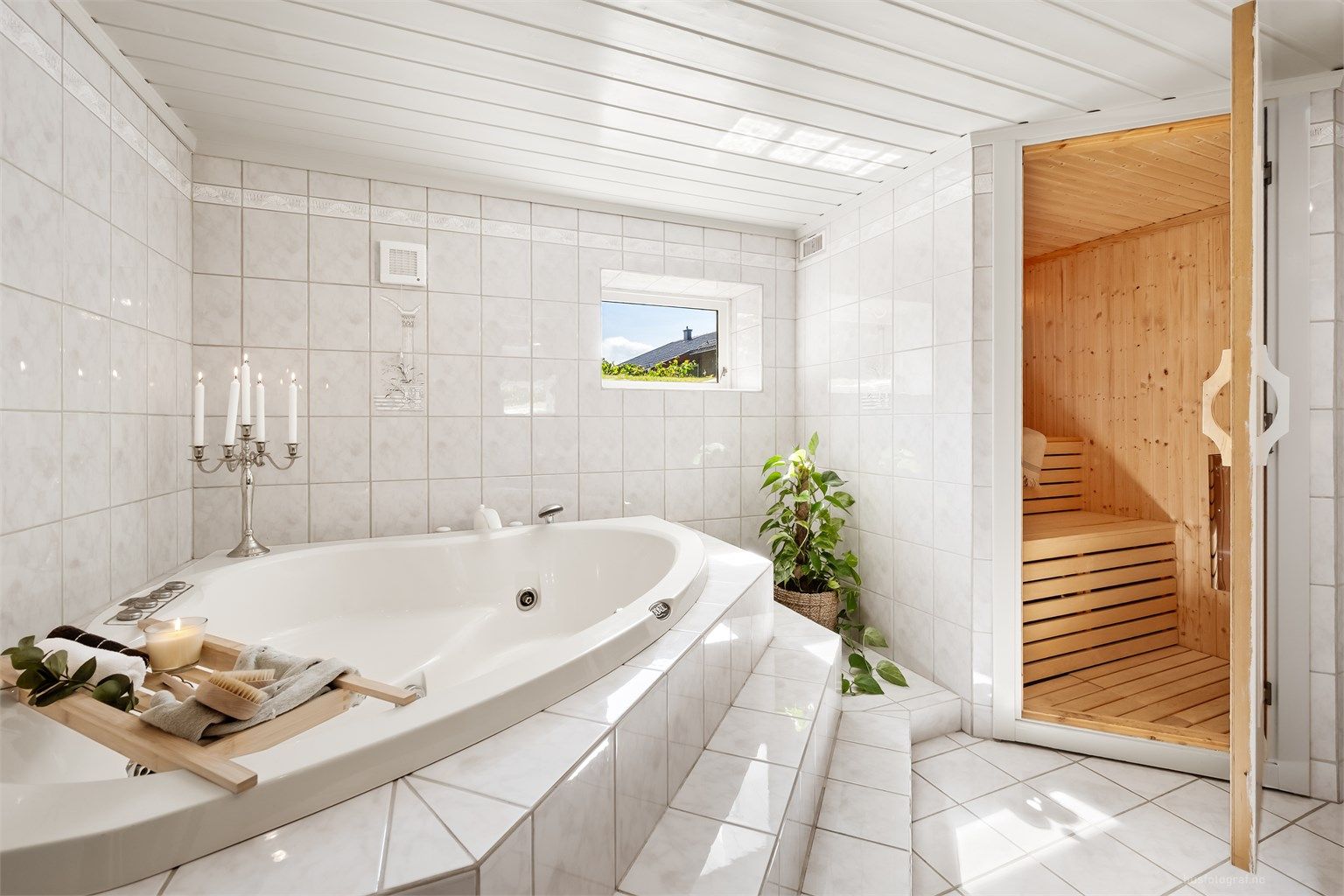 Egen badstue i tilknytning til badet, med elektrisk badstueovn. Rommet er ikke byggemeldt.