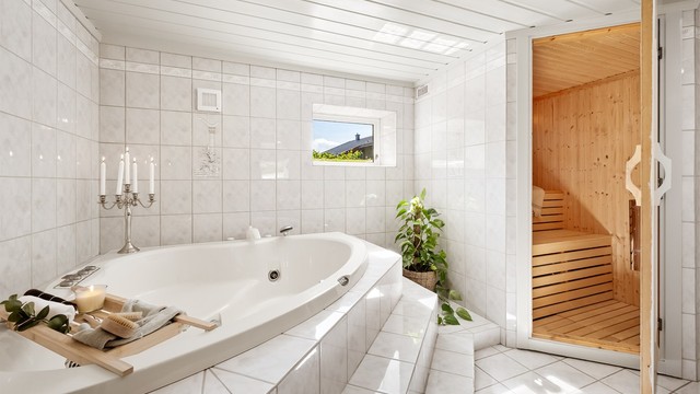 Egen badstue i tilknytning til badet, med elektrisk badstueovn. Rommet er ikke byggemeldt.