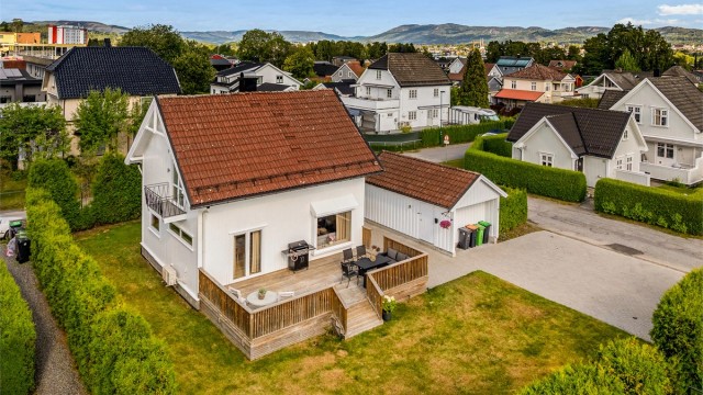 Enebolig med mye å by på både inne og ute.
