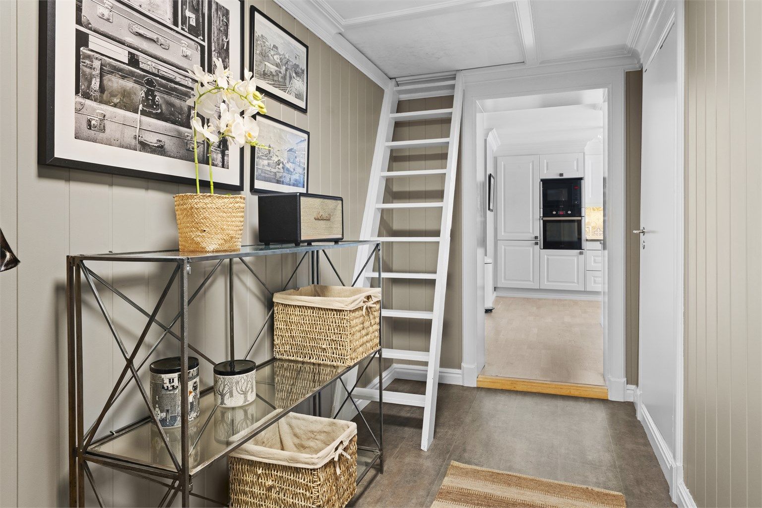 Fra overbygget inngangsparti er det adkomst til romslig entré. Her er det god plass til oppbevaring av sko- og yttertøy i flott skyvedørsgarderobe med speilfronter. 
