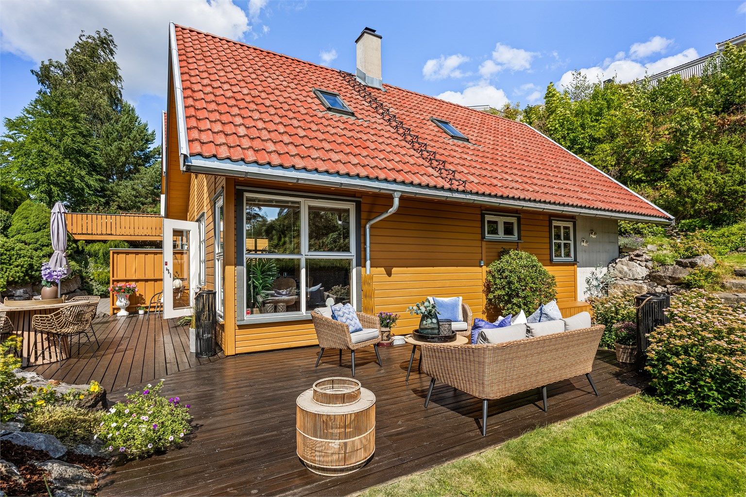 To usjenerte terrasser på 13 og 45 kvm og pent opparbeidet hage.