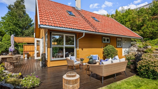 To usjenerte terrasser på 13 og 45 kvm og pent opparbeidet hage.
