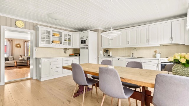 Kjøkkeninnredningen har profilerte fronter, laminert benkeplate og godt med skap- og benkeplass.