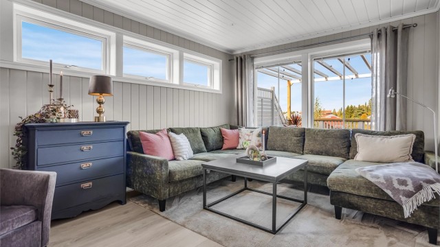 TV-stuen er en hyggelig ekstra stue med downlights i himlingen.