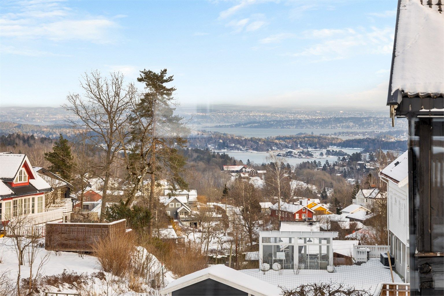 Her presenteres en eksklusiv og moderne tomannsbolig fra 2023, med en sentral beliggenhet i et attraktivt område midt i hjertet av Asker.