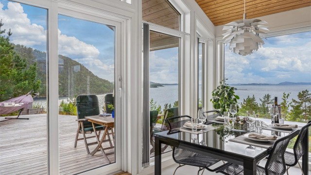Store glassvinduer fra tak til gulv, som lar deg nyte fantastisk utsikt også inne.