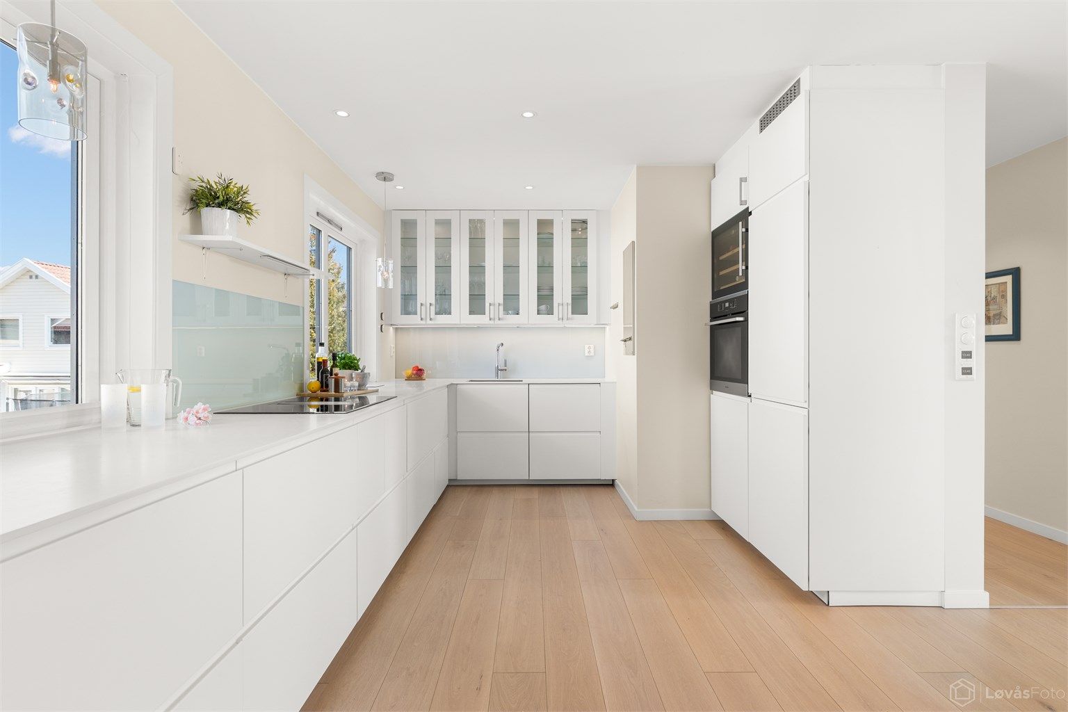 Kjøkkenet er utrustet med integrerte hvitevarer som medfølger, herunder stekeovn, platetopp med innebygget ventilator, oppvaskmaskin, vinskap samt kjøleskap med fryser. 