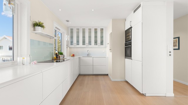 Kjøkkenet er utrustet med integrerte hvitevarer som medfølger, herunder stekeovn, platetopp med innebygget ventilator, oppvaskmaskin, vinskap samt kjøleskap med fryser.