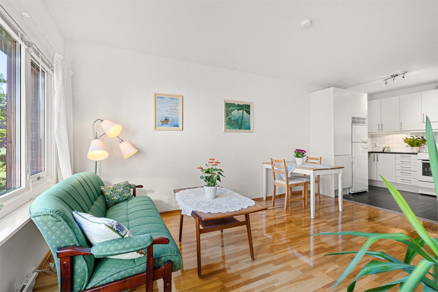 Kombinert stue og spisestue med åpen kjøkkenløsning. Parkett på gulvet