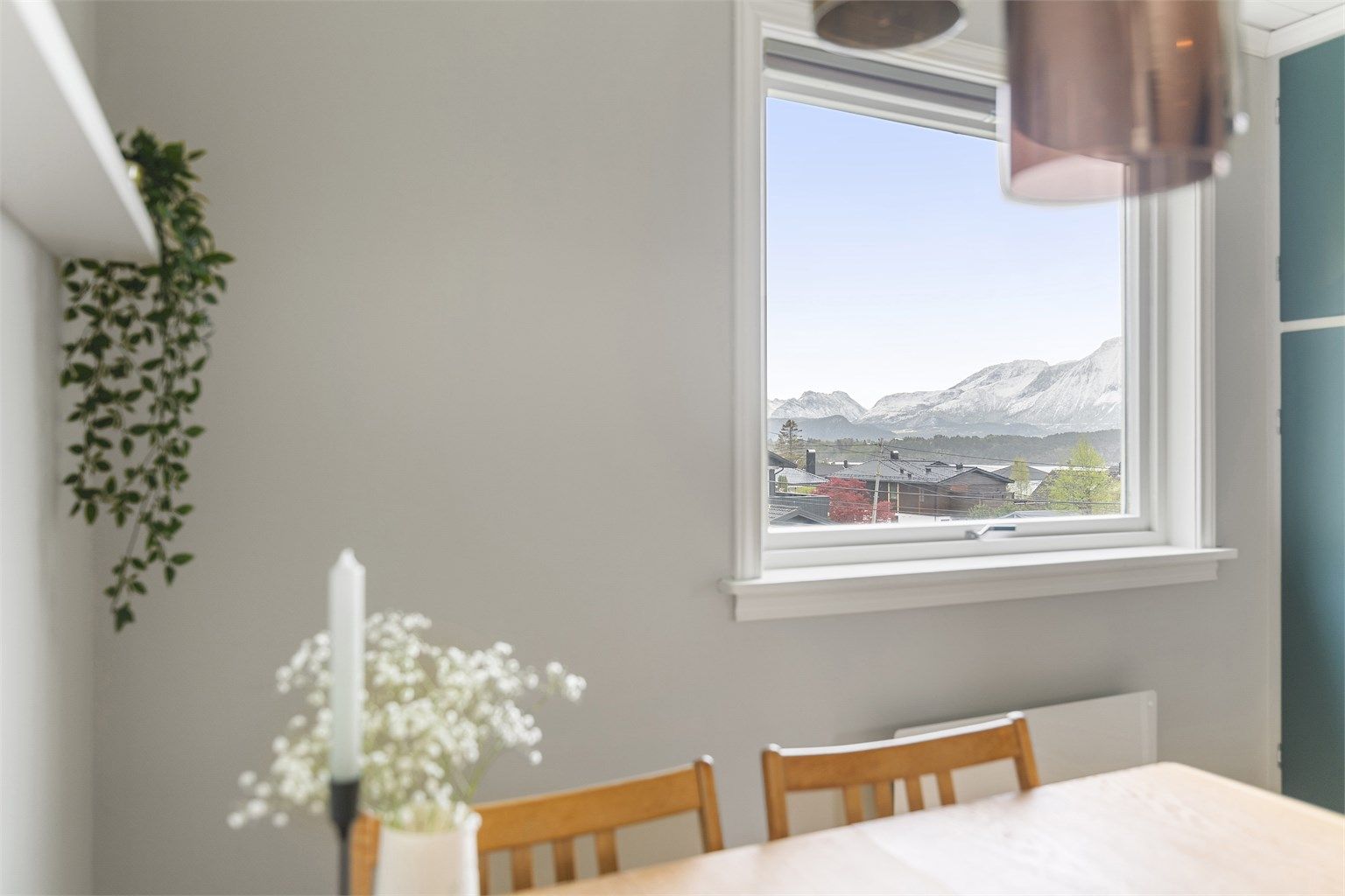 Fra kjøkkenbordet får man og muligheten til å beundre utsikten