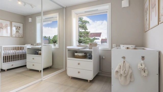 Det andre soverommet har en stor skyvedørsgarderobe for effektiv oppbevaring.
