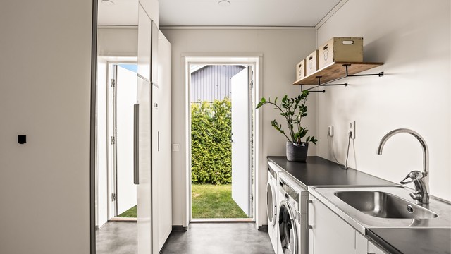 Praktisk vaskerom med egen utgang i tilknytning til entreen.