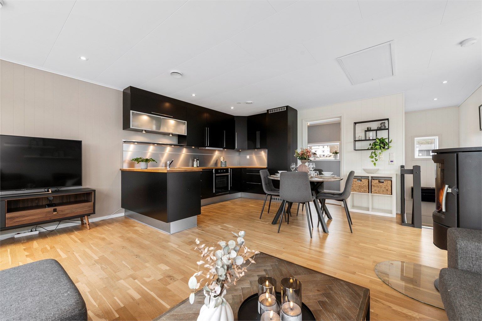 I boligens andre etasje finner du stue og kjøkken i åpen løsning, som skaper en luftig og sosial atmosfære. I trapperommet er det montert varmepumpe, utført i 2023