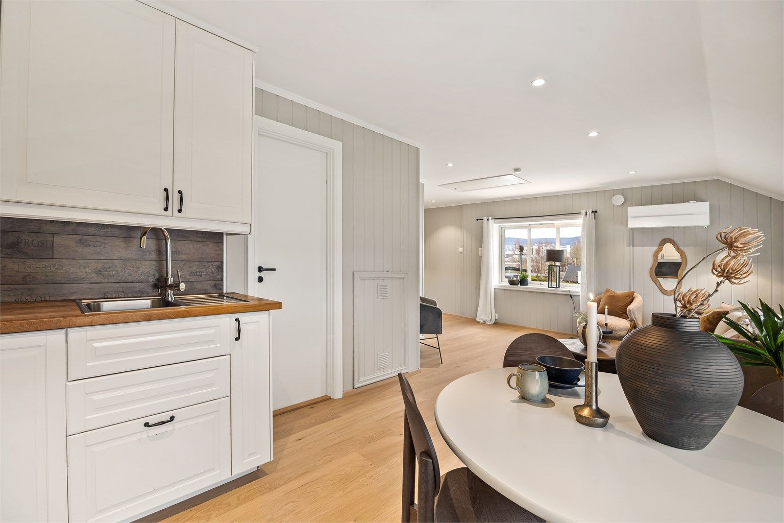 Over- og underskap i hvit utførelse.