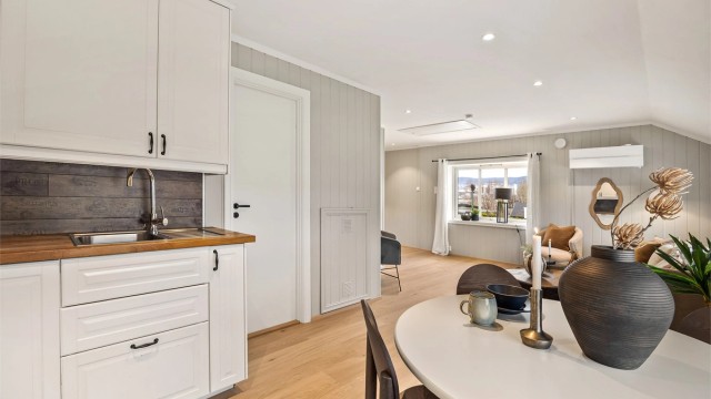 Over- og underskap i hvit utførelse.