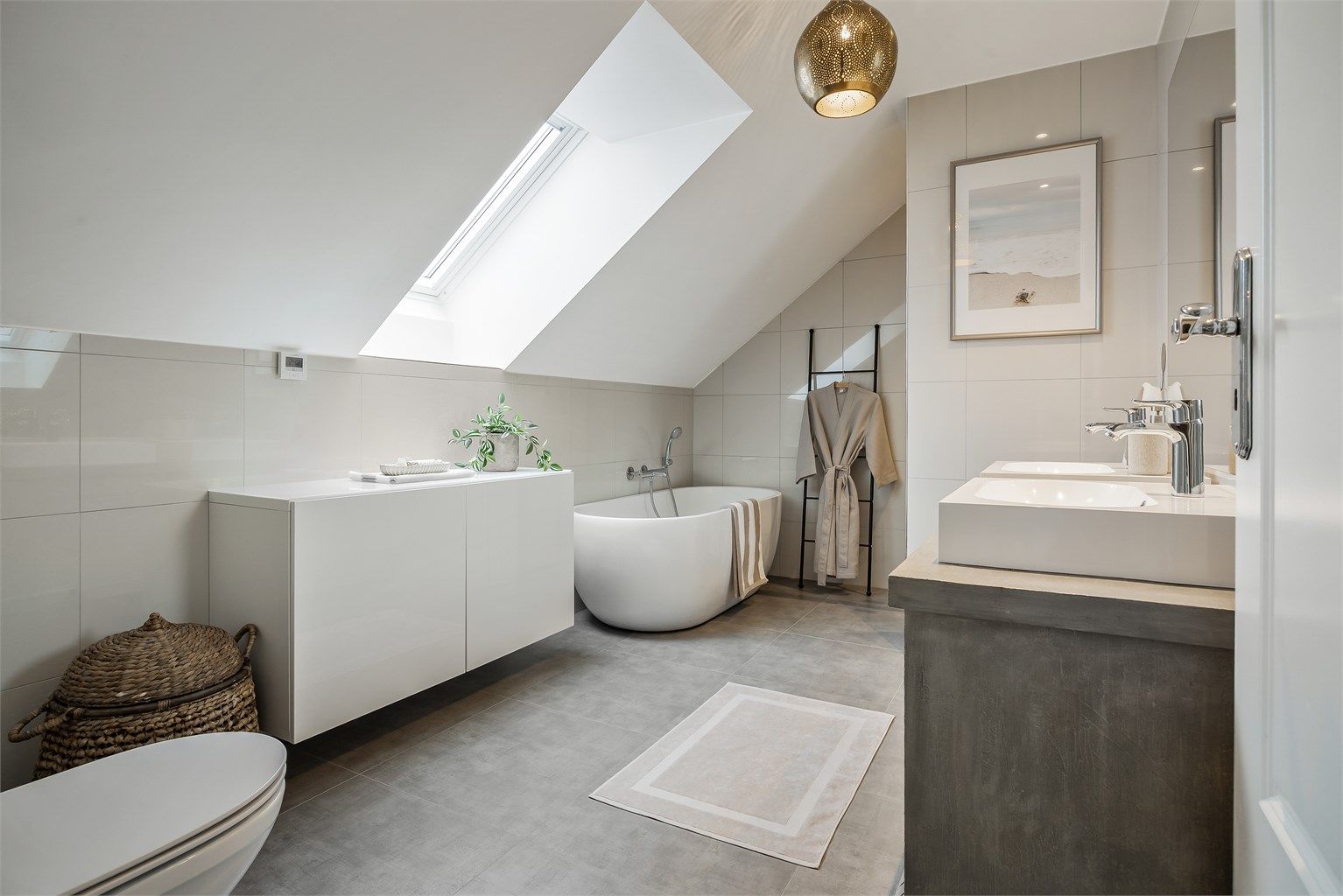 Det store badet i 2. etasje har både frittstående badekar og dusjnisje.