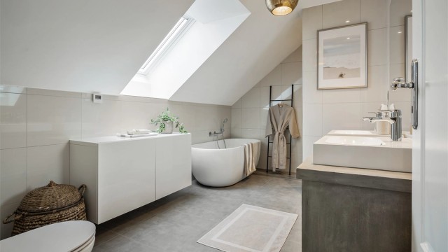 Det store badet i 2. etasje har både frittstående badekar og dusjnisje.