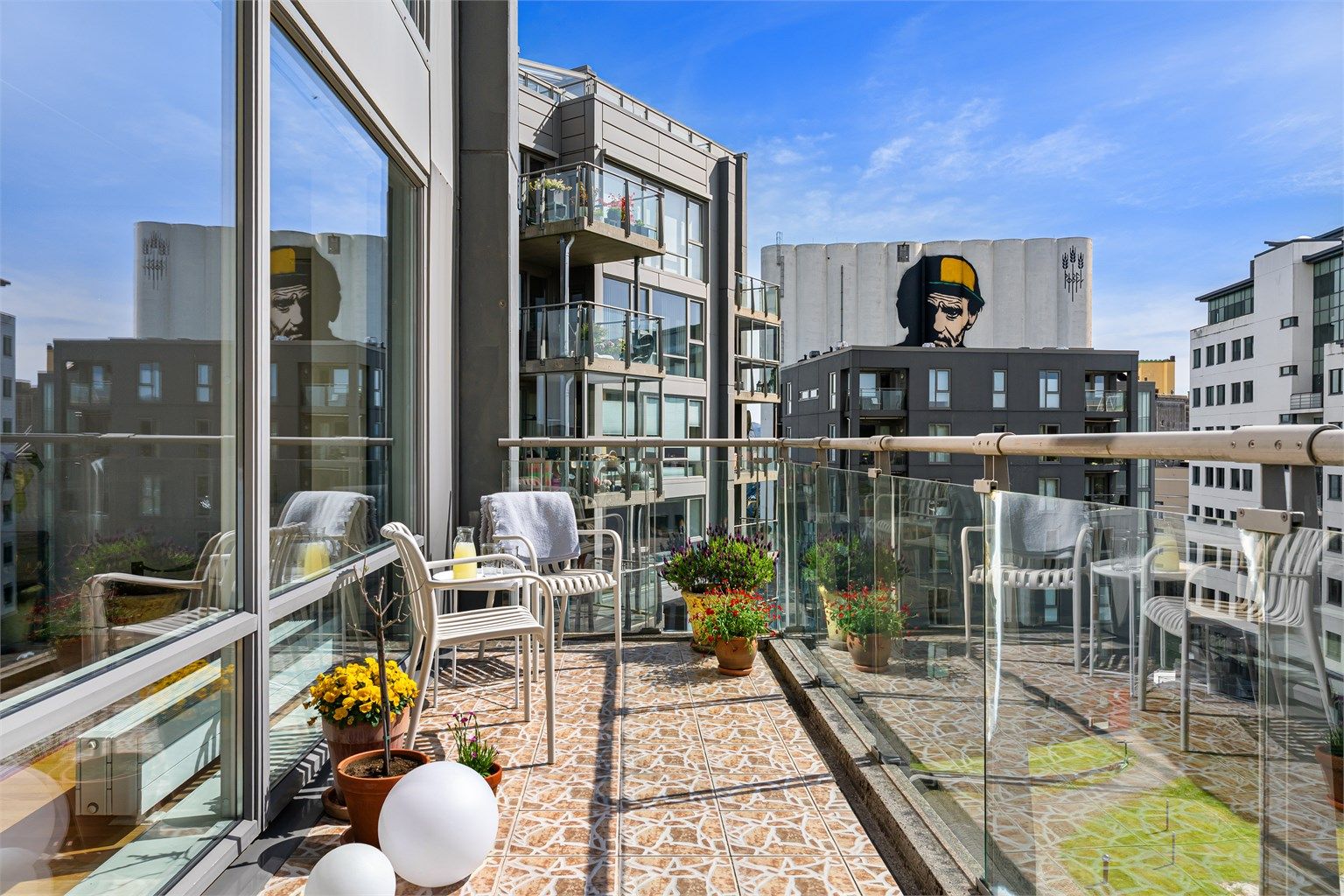 Romslig balkong med sol og utsikt samt plass til utemøbler. 