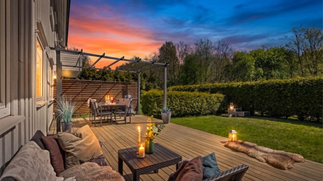 Fra stuen er det utgang til en stor, sydvendt terrasse på 37 kvm. Her er det god plass til flere sittegrupper, med videre adkomst til en skjermet hage.