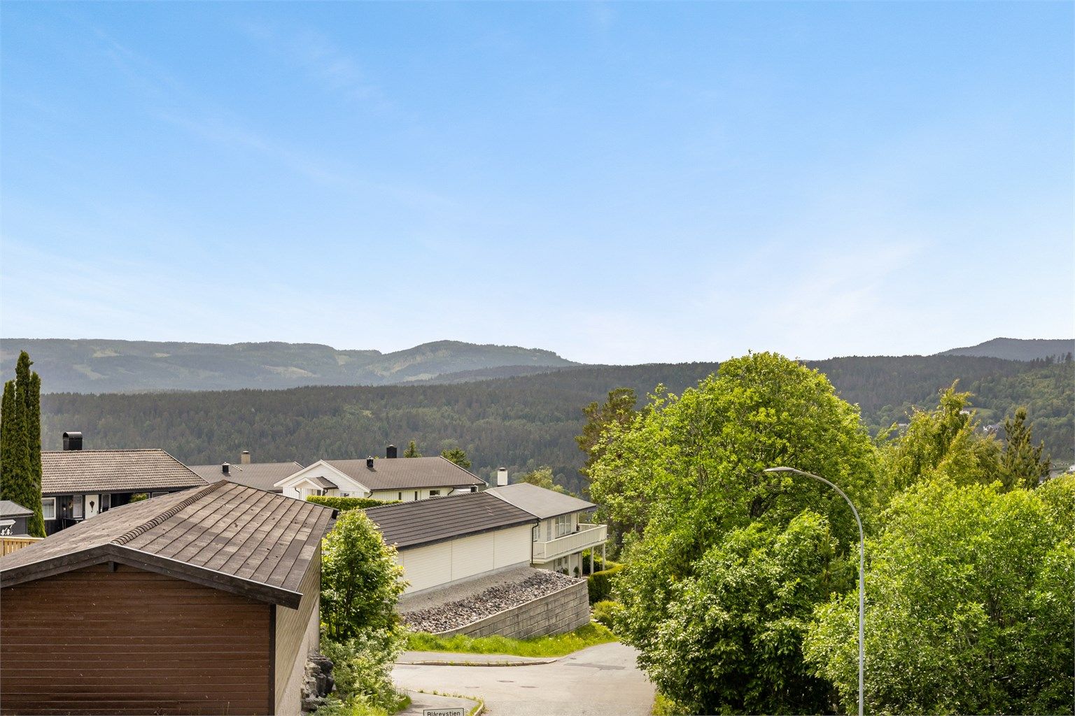 Verandaen har flott utsikt fra høyden. 