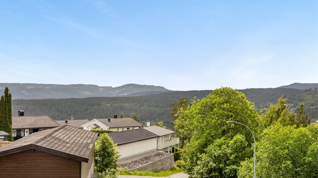 Verandaen har flott utsikt fra høyden.