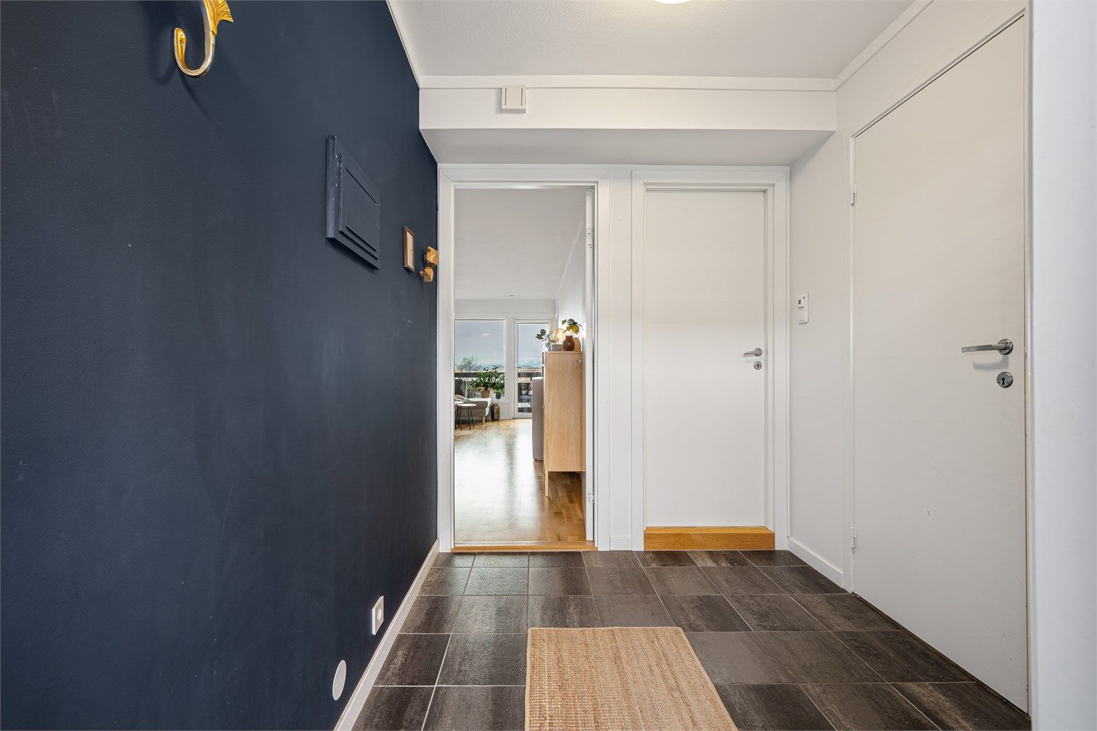 Ved entré ligger bad og innvendig bod, som selger har brukt som gjesterom og kontor. 