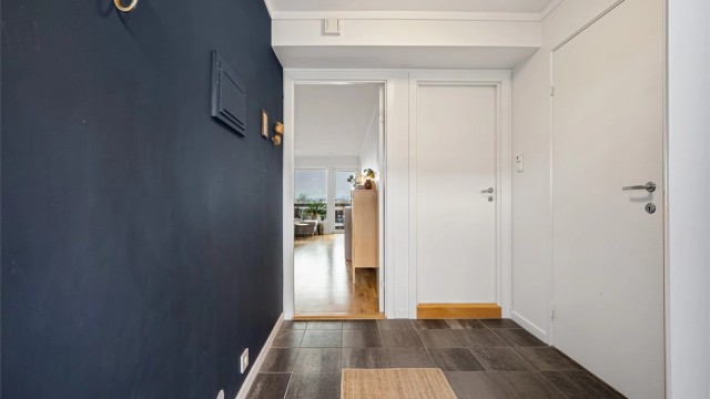 Ved entré ligger bad og innvendig bod, som selger har brukt som gjesterom og kontor.