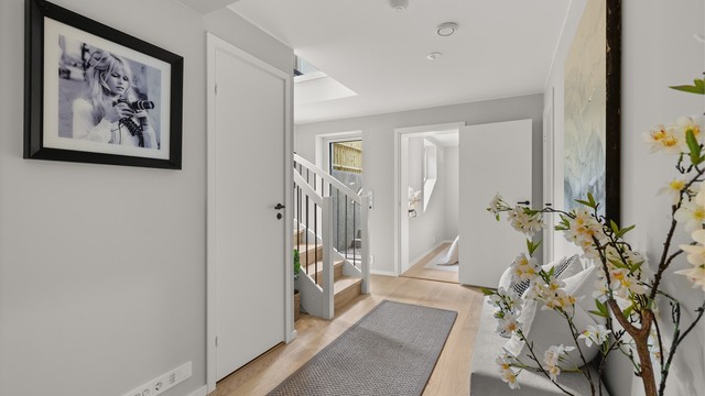 Lagringsbod under trappen og egen utgang til hagen