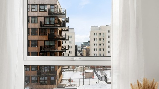 Tak-til-gulv-vindu gir godt lysinnslipp og luftig romfølelse.