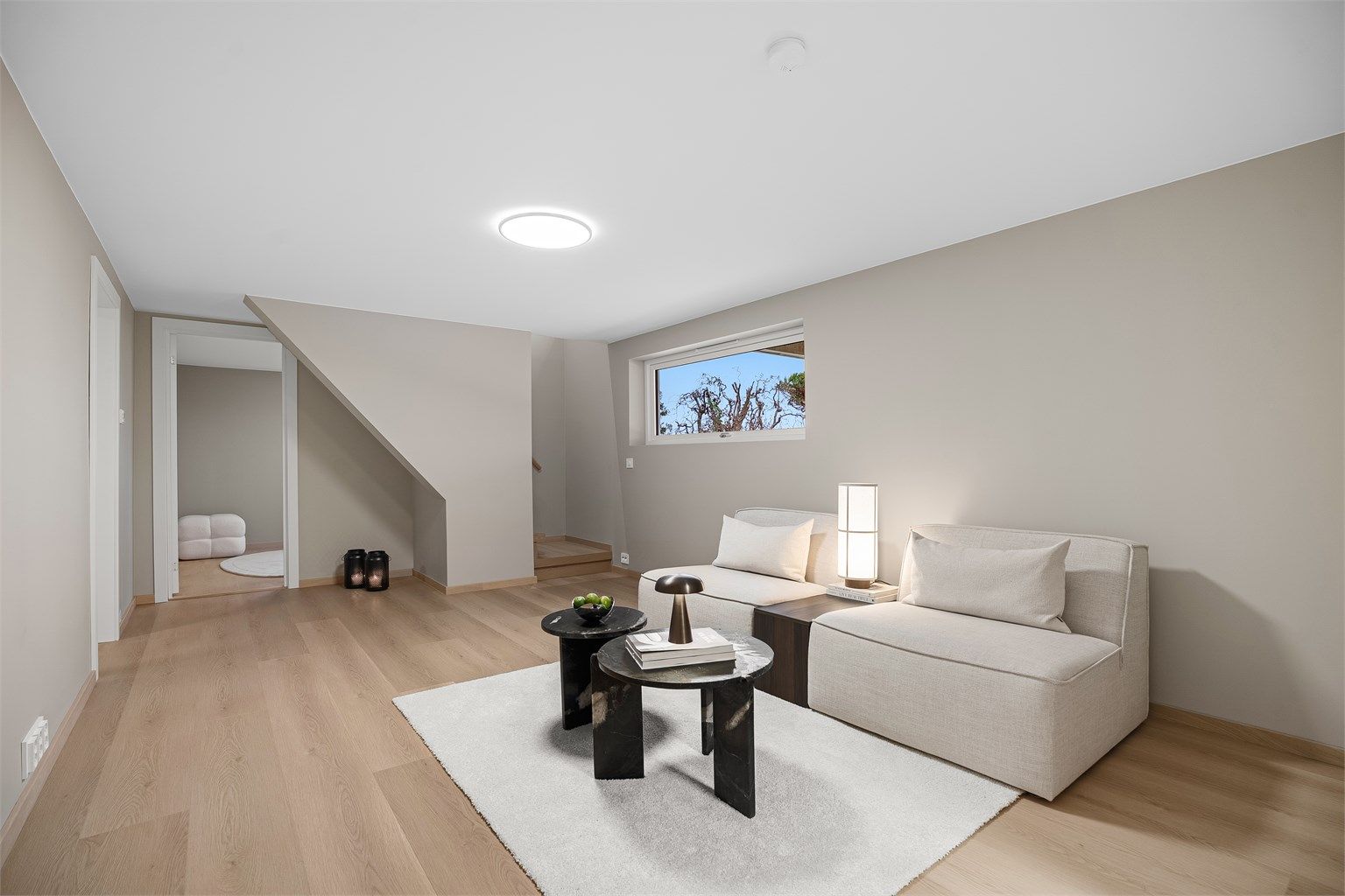 Kjellerstue med god plass til sittegruppe