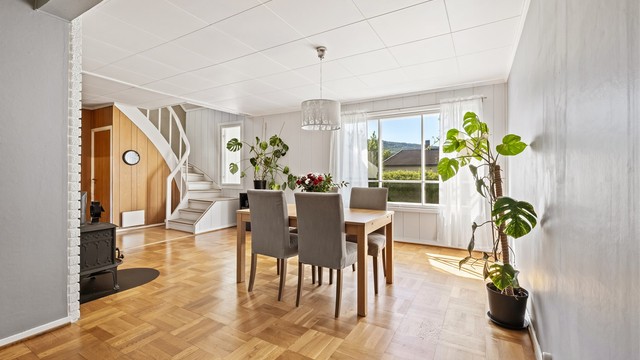 Store vindusflater gir godt med naturlig lys til oppholdsrommene i første etasje.