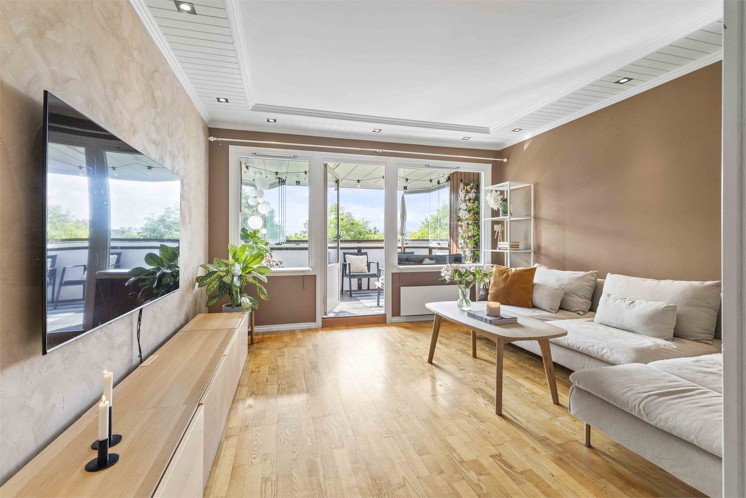 Det er rikelig med lysinnslipp fra store vindusflater, noe som skaper en åpen og luftig romfølelse.