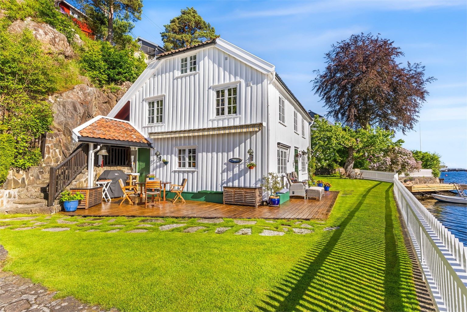 Fra eiendommen kan man få med seg båter på vei inn og ut av Galtesund. Det er likevel en ganske usjenert plassering på eiendommen, med fin avstand til naboer.

Foto: Sørvær Media