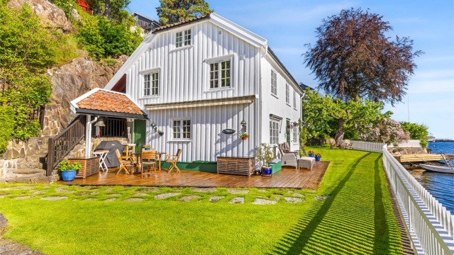 Fra eiendommen kan man få med seg båter på vei inn og ut av Galtesund. Det er likevel en ganske usjenert plassering på eiendommen, med fin avstand til naboer.
Foto: Sørvær Media