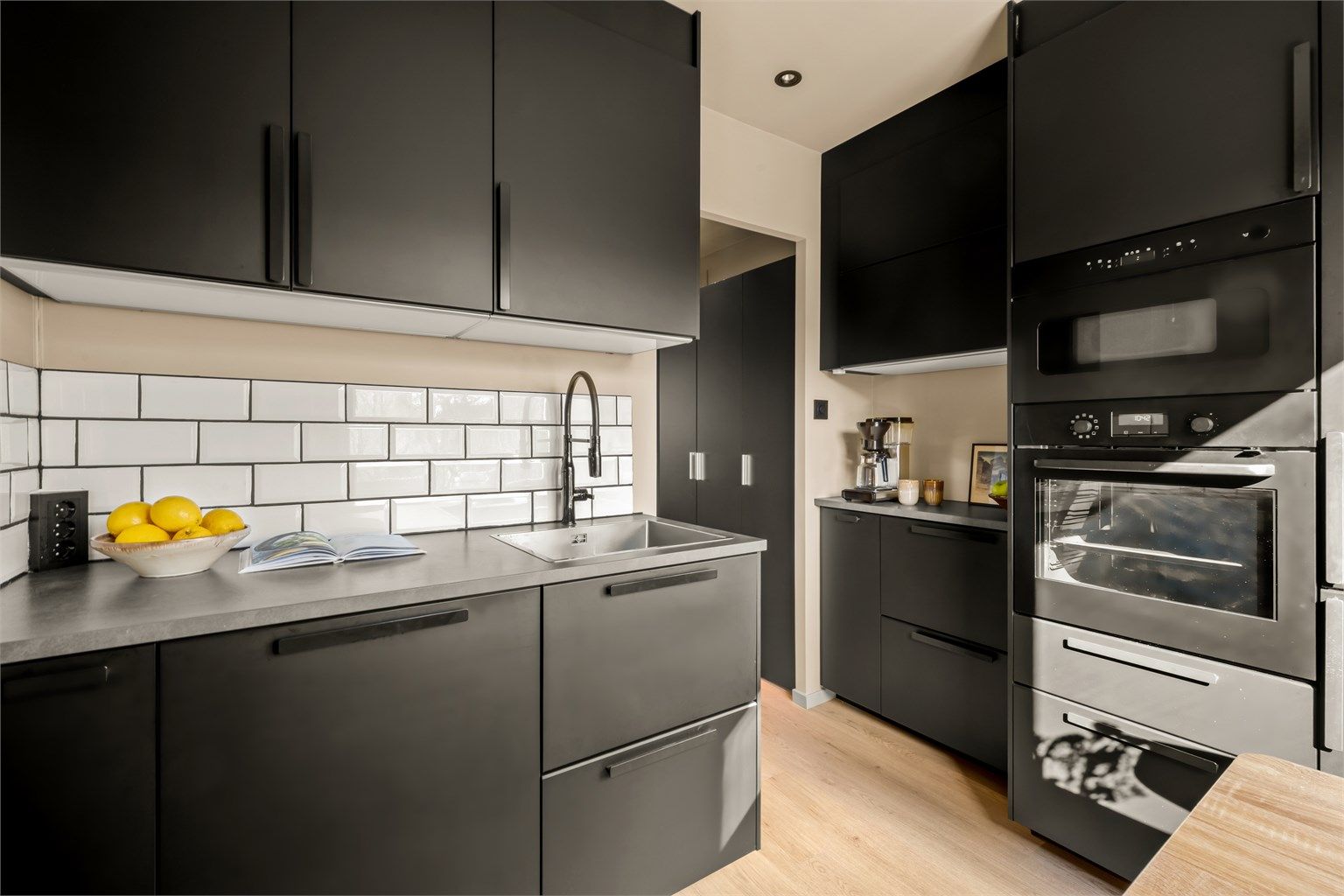 Kjøkkeninnredning fra 2021 med slette fronter, slitesterk laminatbenkeplate og nedfelt oppvaskkum.