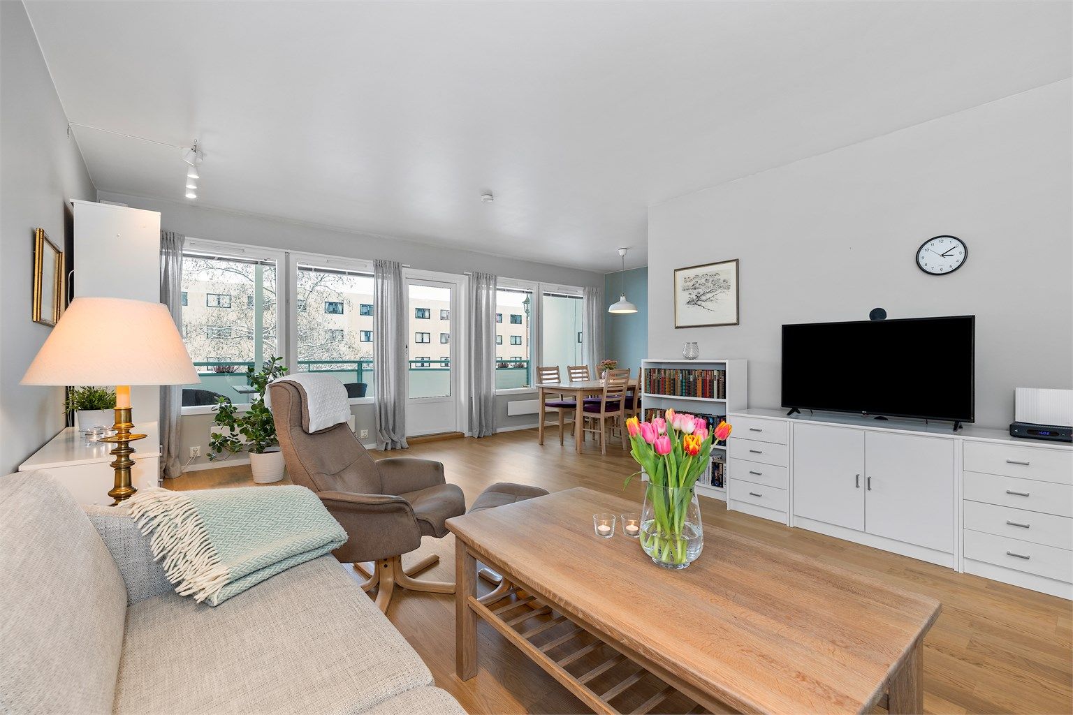 Store vindusflater som slipper inn rikelig med naturlig lys.