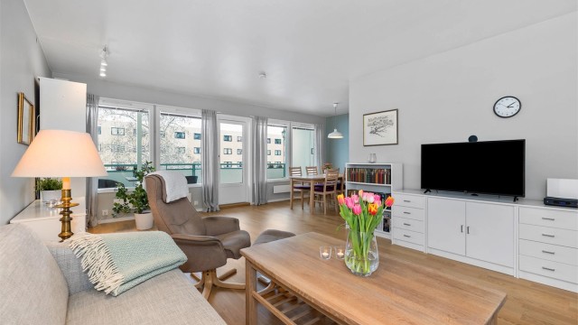 Store vindusflater som slipper inn rikelig med naturlig lys.