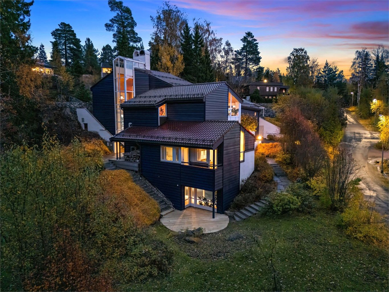 Eventyråsen 50 er en unik og arkitekttegnet enebolig på over 620 kvm